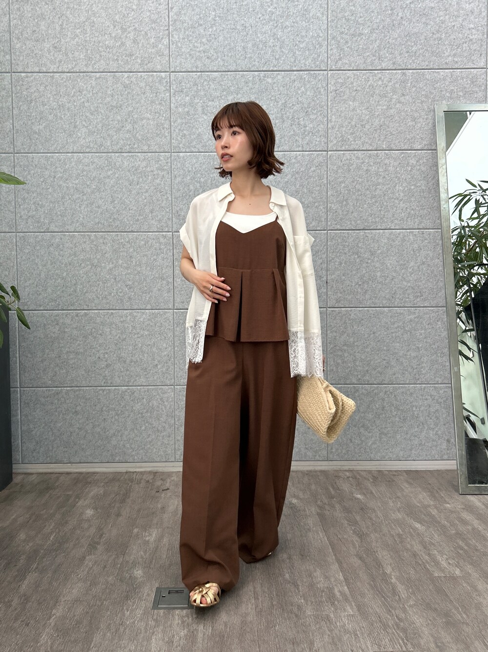 ホワイト系のシャツ/ブラウス、ブラウン系のサロペット/オーバーオールを着用したレディースの夏コーディネートの2枚目の写真