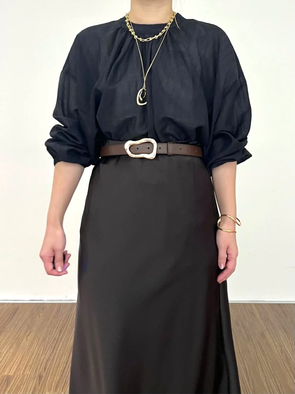 ブラック系のシャツ/ブラウス、グレー系のスカートを着用したレディースの秋コーディネートの6枚目の写真