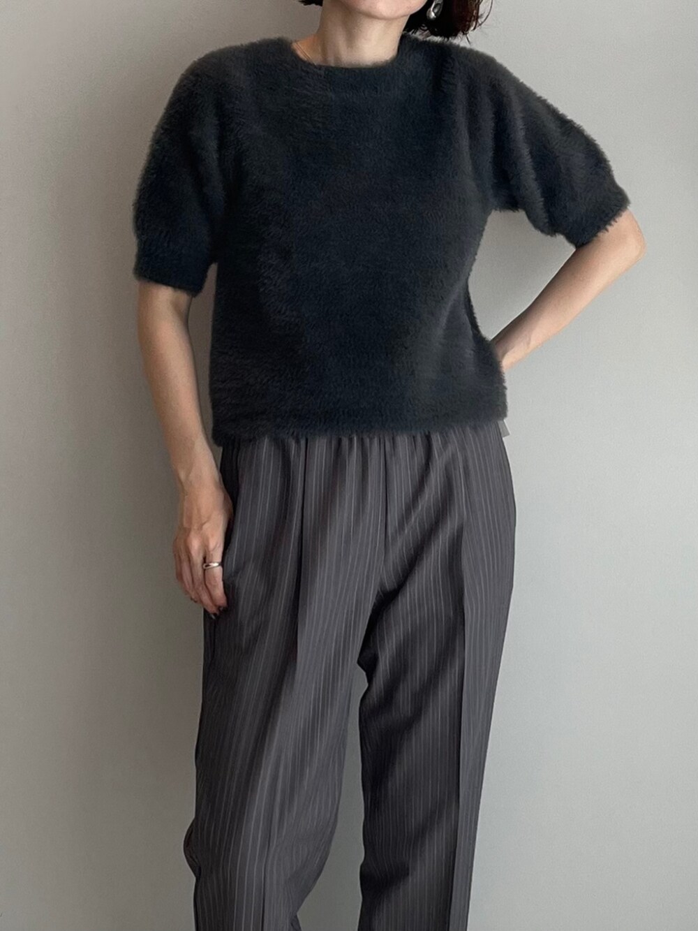 グレー系のその他パンツ、グレー系のニット/セーターを着用したレディースの秋コーディネートの4枚目の写真