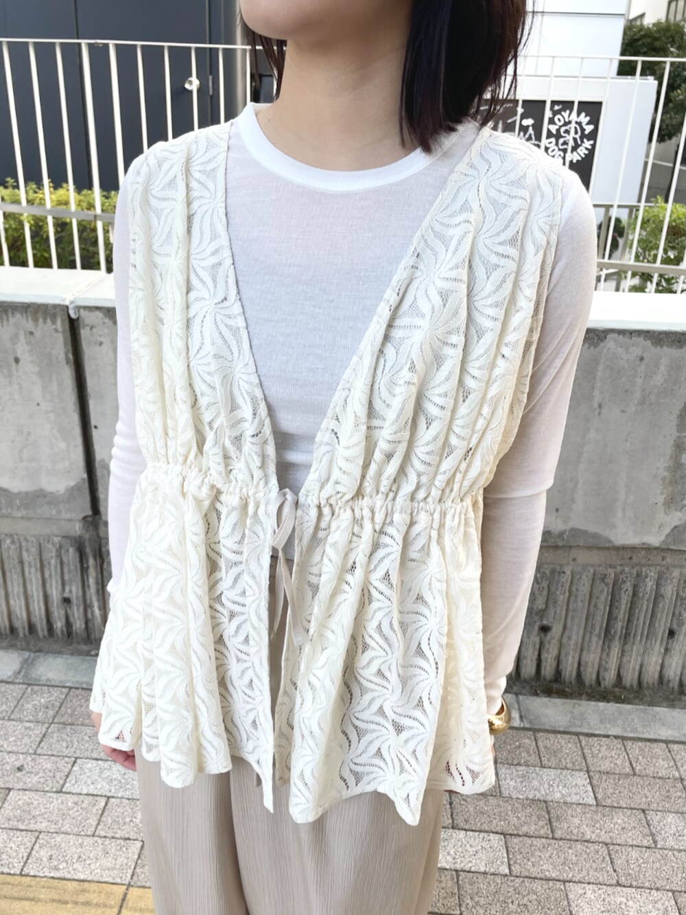 ベージュ系のその他パンツ、ホワイト系のその他トップス、ホワイト系のシャツ/ブラウスを着用したレディースの春コーディネートの7枚目の写真