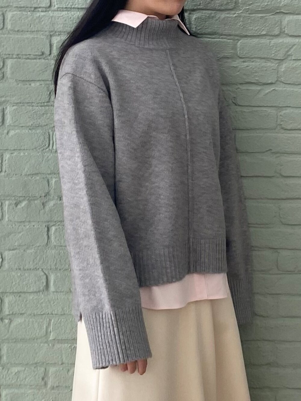 ホワイト系のスカート、グレー系のニット/セーター、ピンク系のシャツ/ブラウスを着用したレディースの秋コーディネートの6枚目の写真