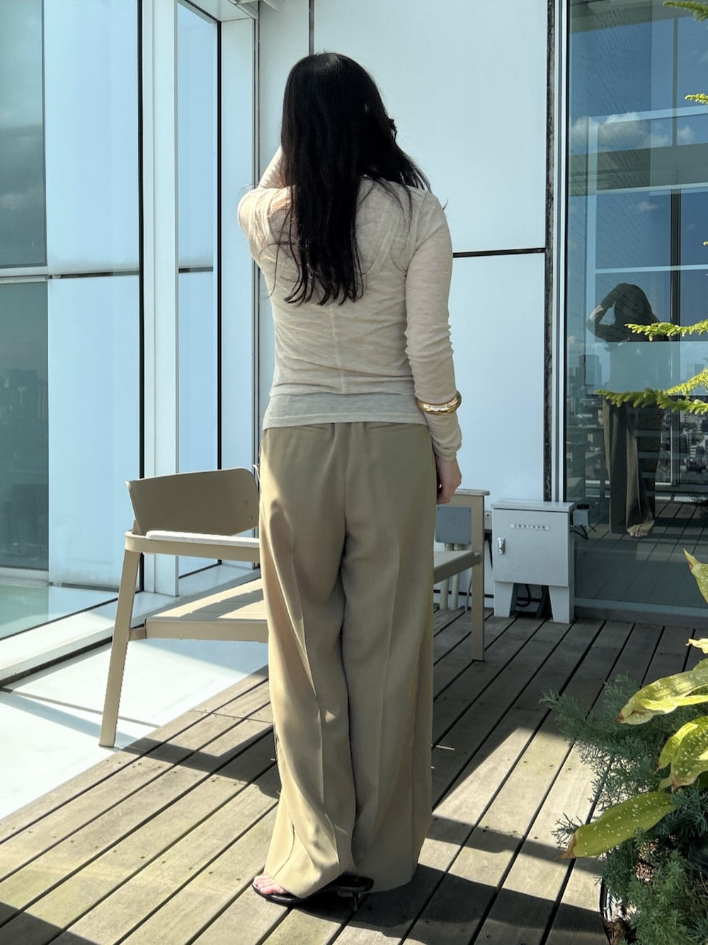 「大人カジュアル、レイヤードスタイル、シンプルコーデ、淡色コーデ、大人かわいい、おでかけコーデ、リラックススタイル、春服コーデ、シースルー、シンプル・ベーシック、休日スタイル、Tシャツ、パンツスタイル、ベージュ、ootd」｜「cloencの【手洗い可】2WAYレイヤードプルオーバー（その他トップス、ベージュ系）」を使った、cloencさん（レディース・157cm）の春コーディネートの5枚目の写真