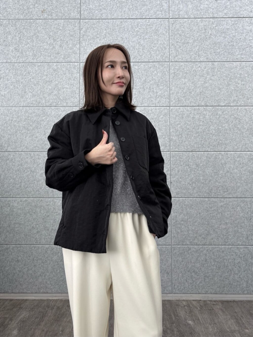 ホワイト系のその他パンツ、グレー系のニット/セーター、ブラック系のブルゾンを着用したレディースの秋コーディネートの5枚目の写真