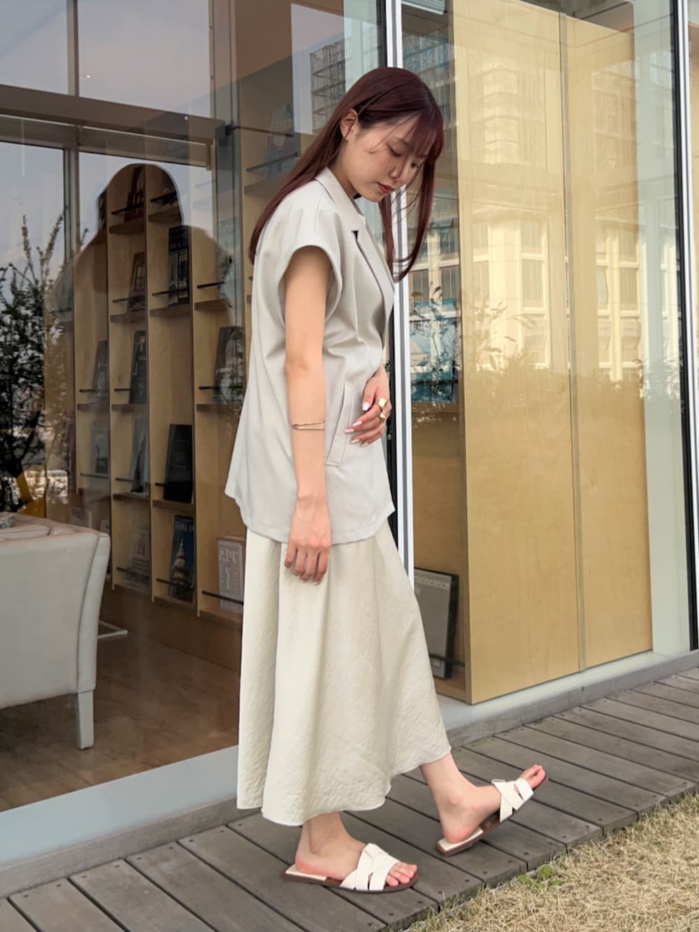 「レイヤードスタイル、淡色コーデ、きれいめカジュアル、休日スタイル、お出かけコーデ、マーメイドスカート、大人女子、ゆるコーデ、スカートスタイル、キレイめ、オトナ女子、ootd、オトナカジュアル」｜「cloencの【手洗い可】サテンフレアスカート（スカート、ベージュ系）」を使った、cloencさん（レディース・164cm）の春コーディネートの2枚目の写真