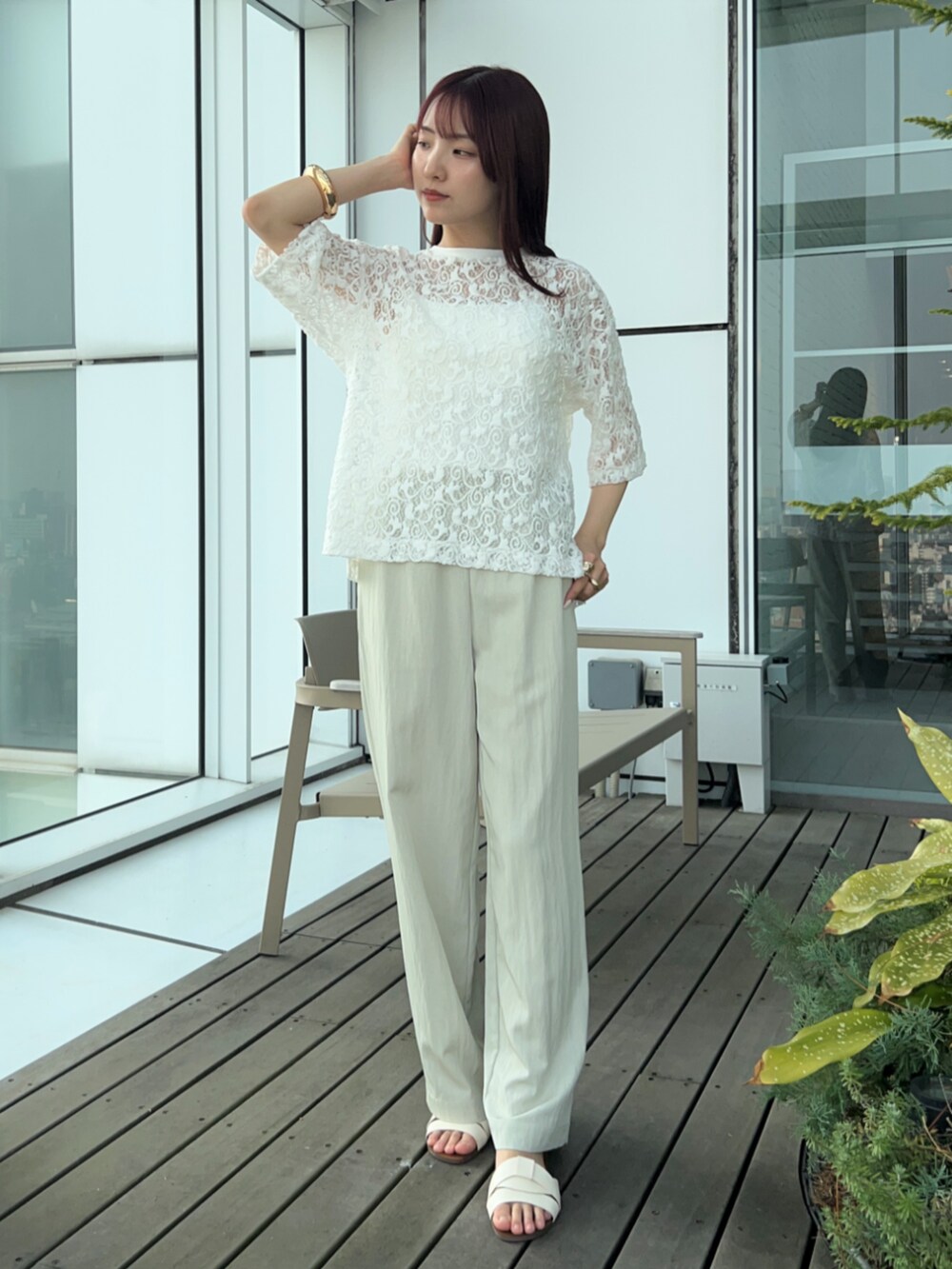 ベージュ系のその他パンツ、ホワイト系のタンクトップ、ホワイト系のTシャツ/カットソーを着用したレディースの春コーディネートの2枚目の写真