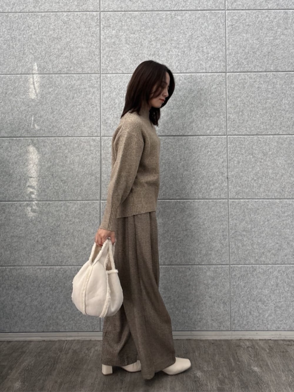 ブラウン系のその他パンツ、ベージュ系のニット/セーターを着用したレディースの冬コーディネートの3枚目の写真