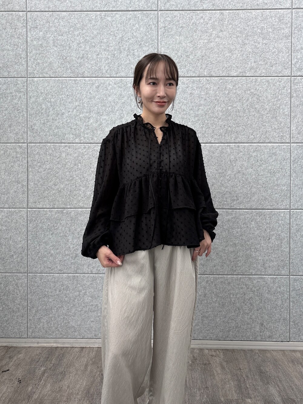 ブラック系のシャツ/ブラウス、ベージュ系のその他パンツを着用したレディースの夏コーディネートの8枚目の写真