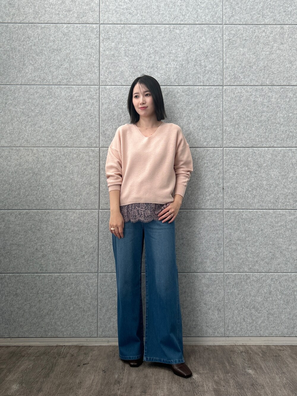 ピンク系のニット/セーター、ピンク系のタンクトップ、ブルー系のデニムパンツを着用したレディースの夏コーディネートの2枚目の写真