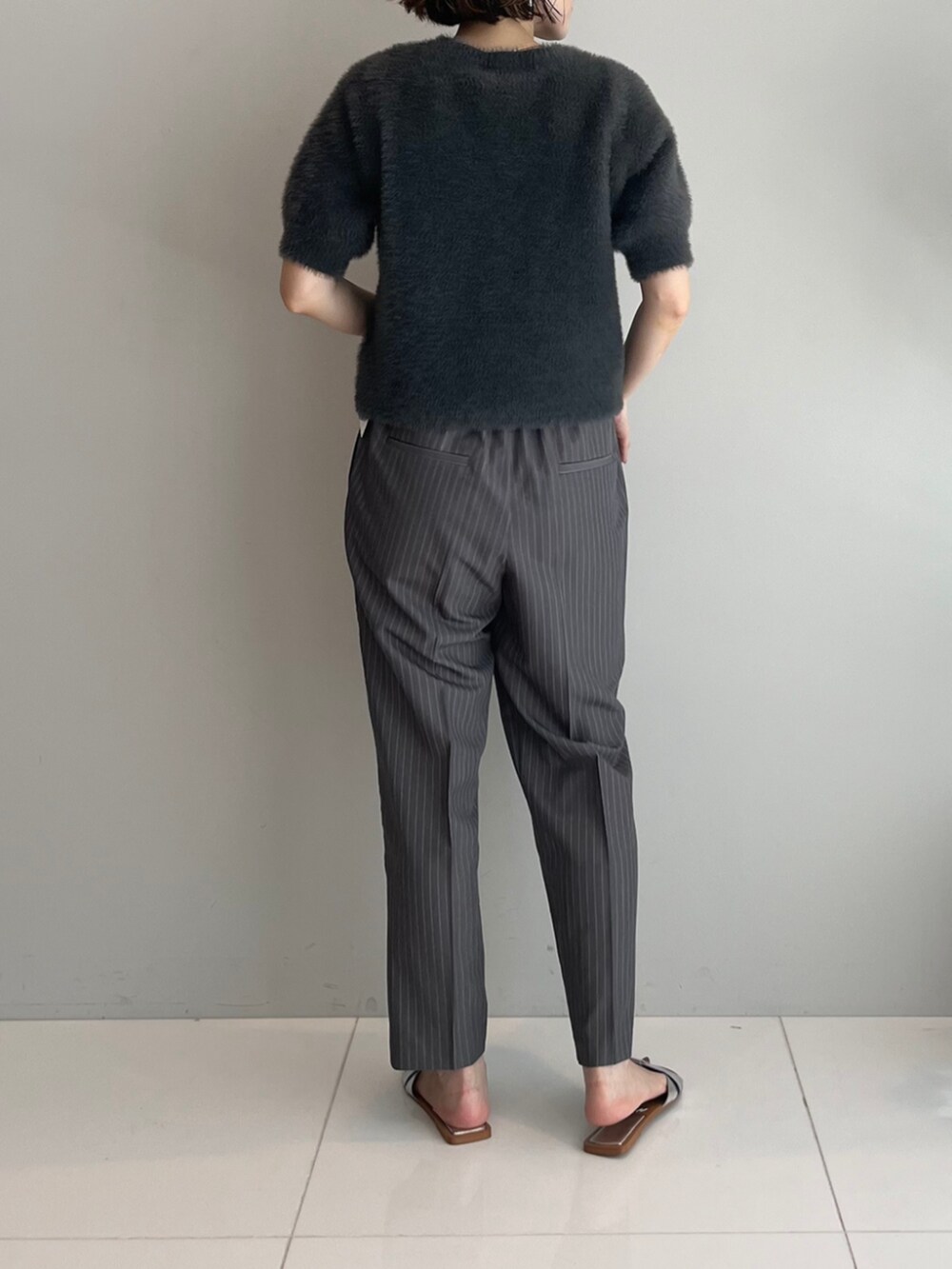 グレー系のその他パンツ、グレー系のニット/セーターを着用したレディースの秋コーディネートの3枚目の写真