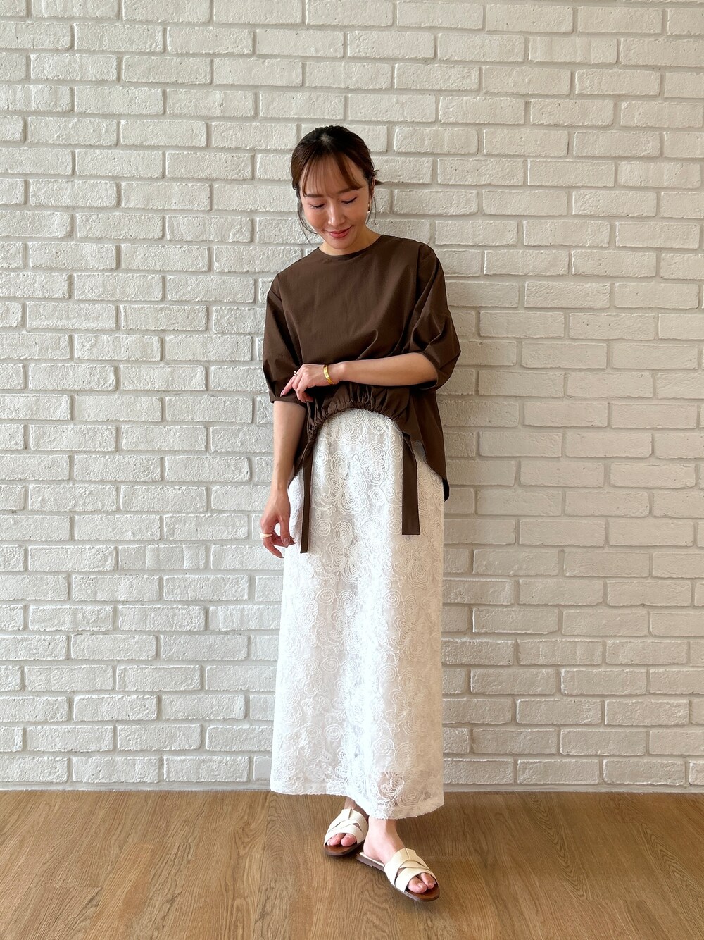 ブラウン系のシャツ/ブラウス、ホワイト系のスカートを着用したレディースの春コーディネートの3枚目の写真