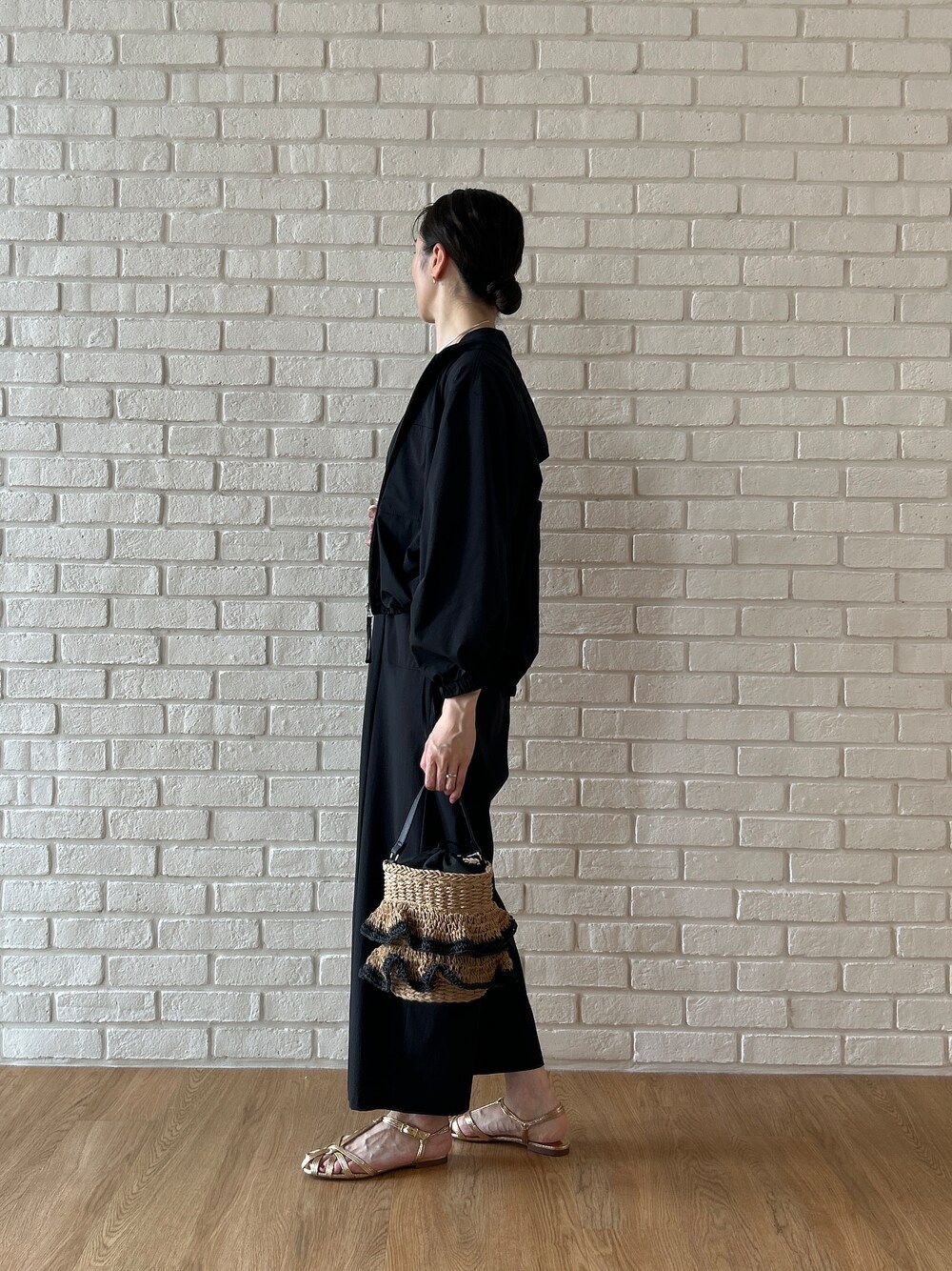 ブラック系のブルゾン、ブラック系のサロペット/オーバーオールを着用したレディースの春コーディネートの5枚目の写真
