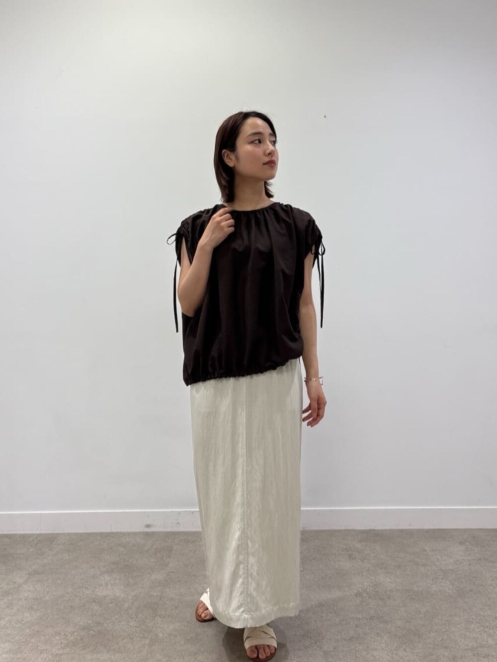 「ノースリーブ、休日スタイル、おでかけコーデ、楽チンコーデ、きれいめコーディネート、スカートスタイル、ブラウン、夏コーデ、シャツスタイル、お出かけコーデ、タイトスカート」｜「cloencの【セットアップ／通勤／マシンウォッシュ】レーヨンツイルIラインスカート（スカート、ベージュ系）」を使った、cloencさん（レディース・158cm）の夏コーディネートの3枚目の写真