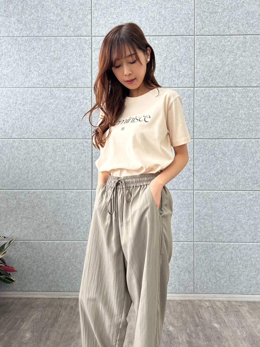 ピンク系のTシャツ/カットソーを着用したレディースの春コーディネートの9枚目の写真