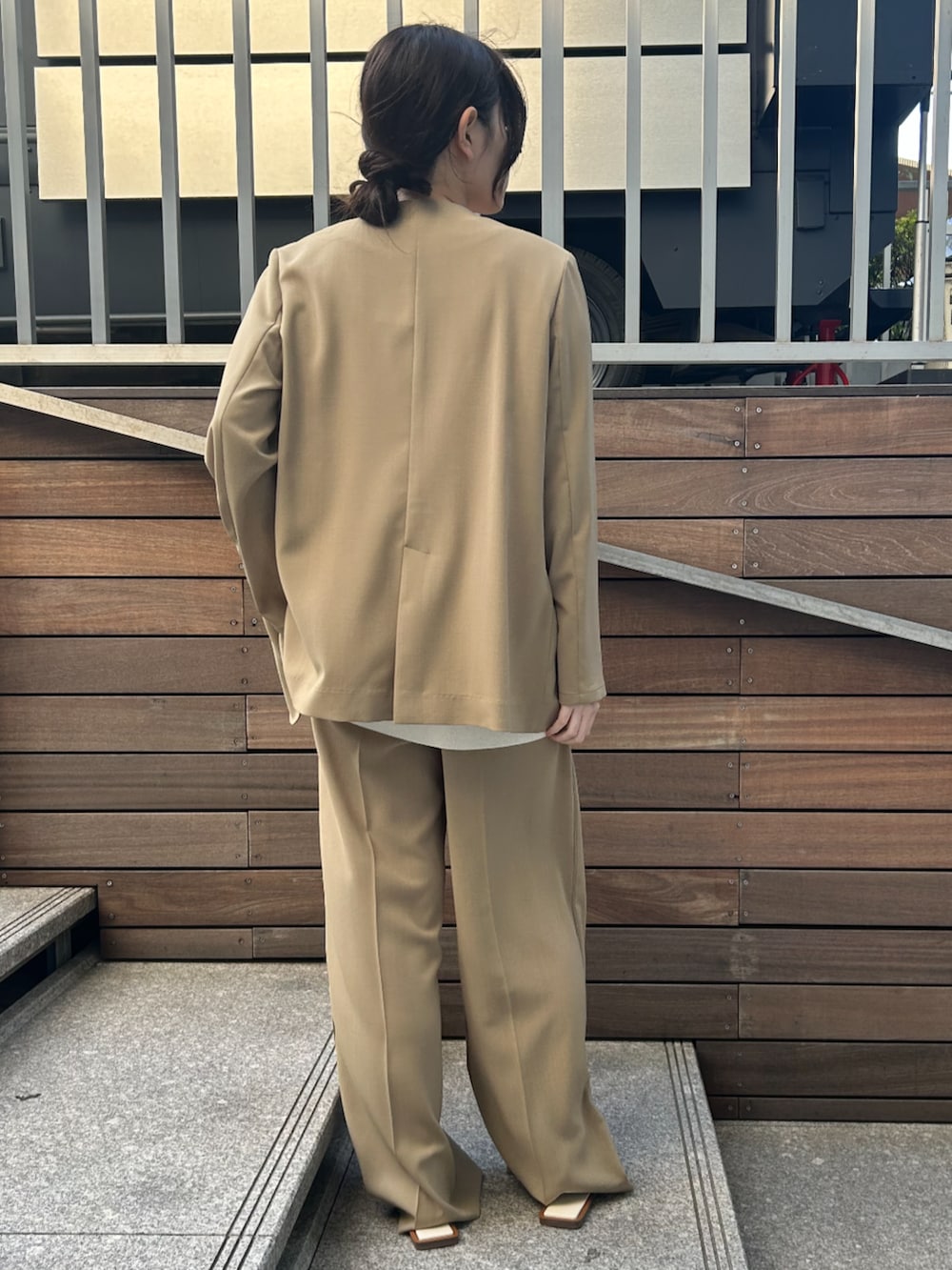 ホワイト系のベスト、ベージュ系のノーカラージャケット、ベージュ系のその他パンツを着用したレディースの春コーディネートの4枚目の写真