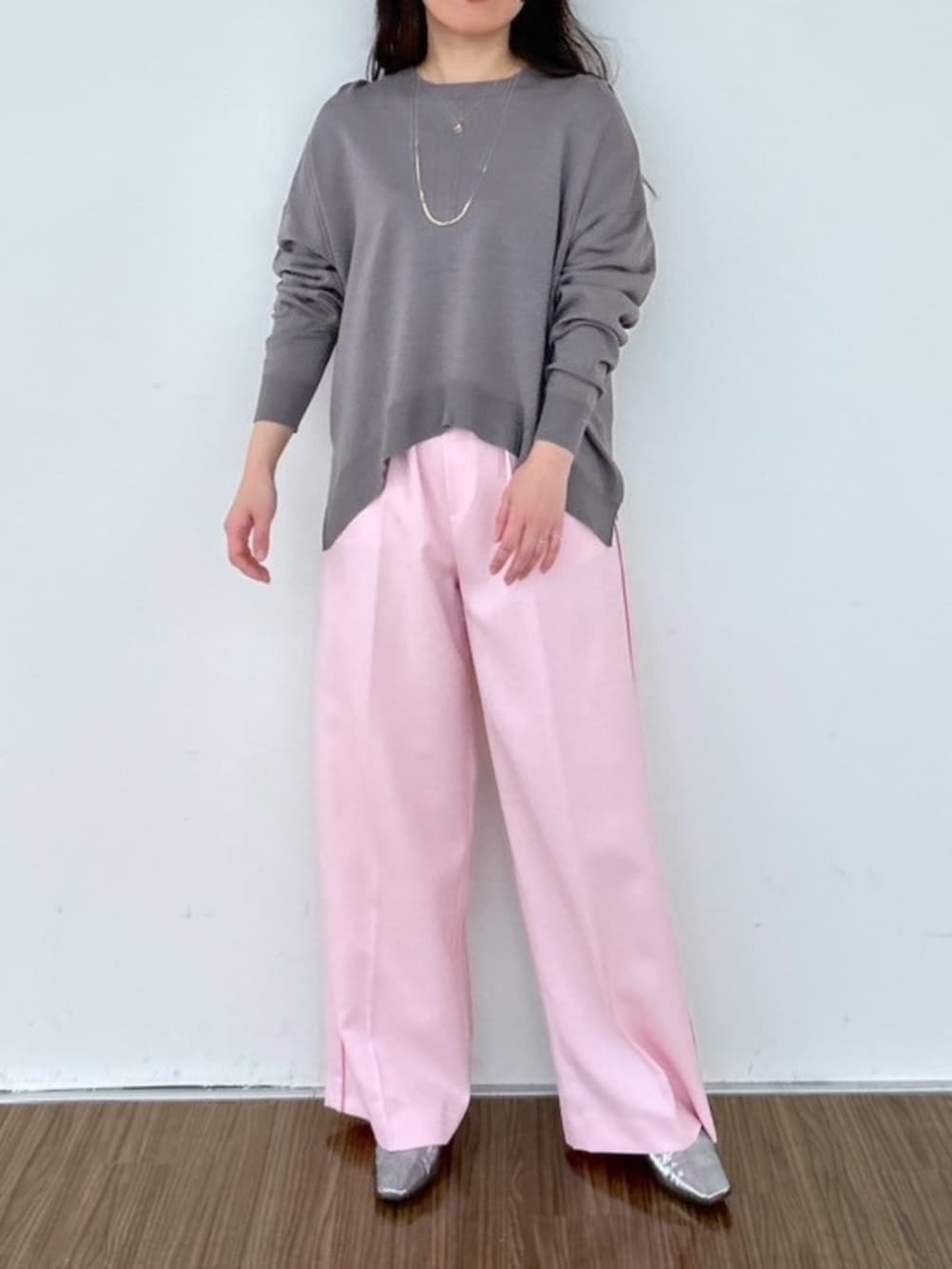 ピンク系のその他パンツ、グレー系のニット/セーターを着用したレディースの春コーディネートの2枚目の写真