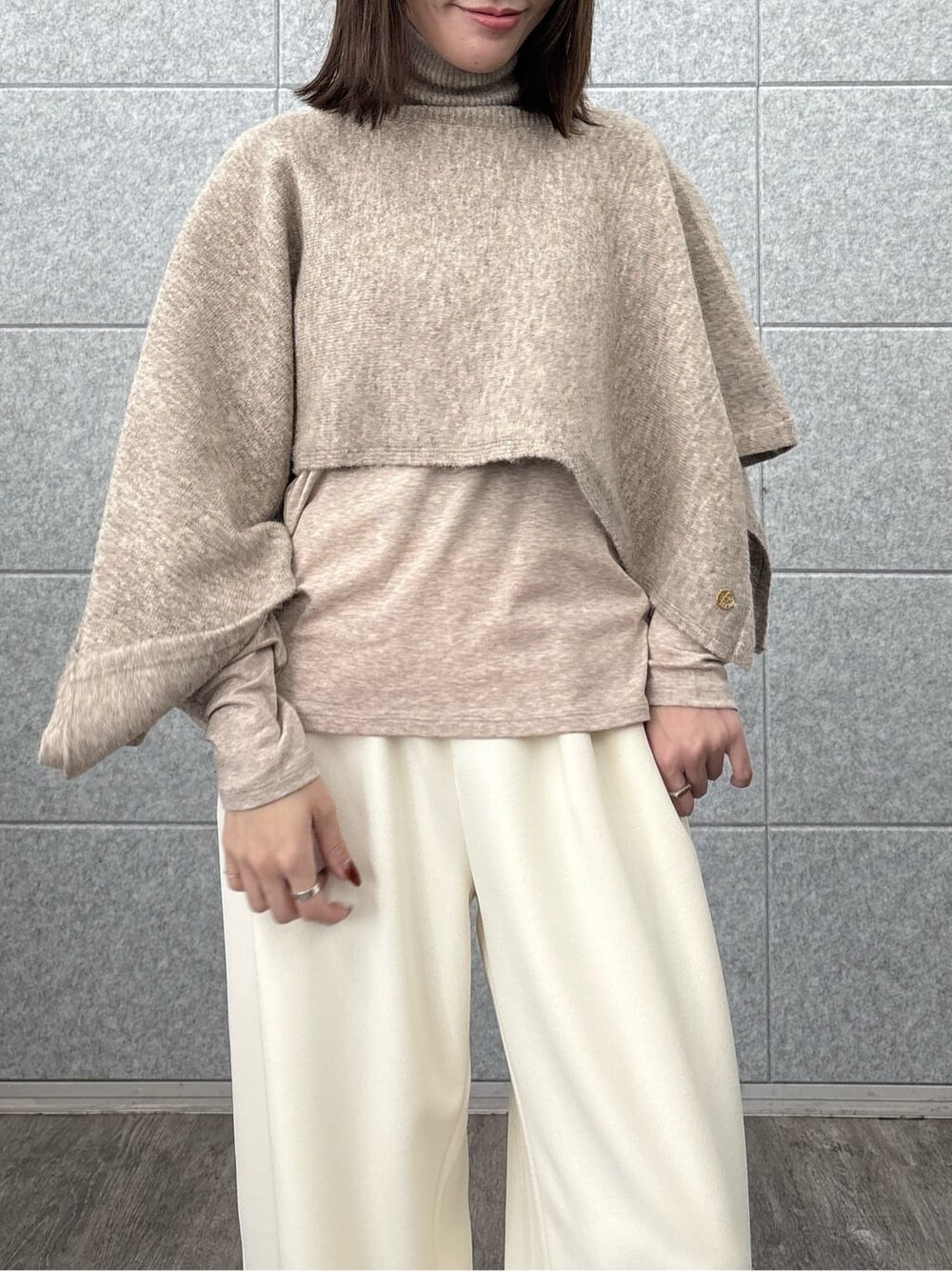 ベージュ系のニット/セーター、ベージュ系のTシャツ/カットソー、ホワイト系のその他パンツを着用したレディースの秋コーディネートの7枚目の写真