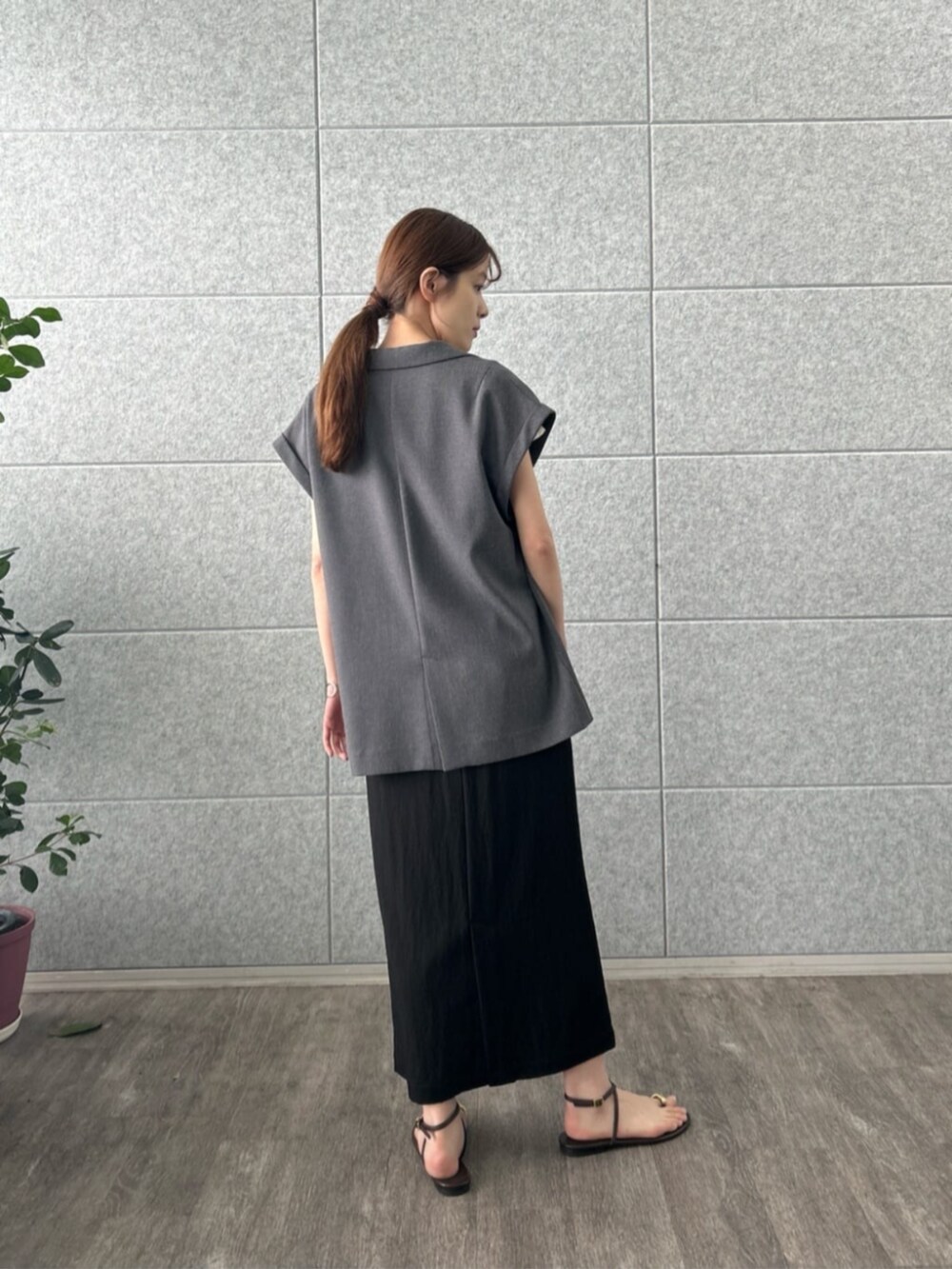 ブラック系のスカート、グレー系のテーラードジャケット、ベージュ系のTシャツ/カットソーを着用したレディースの夏コーディネートの4枚目の写真