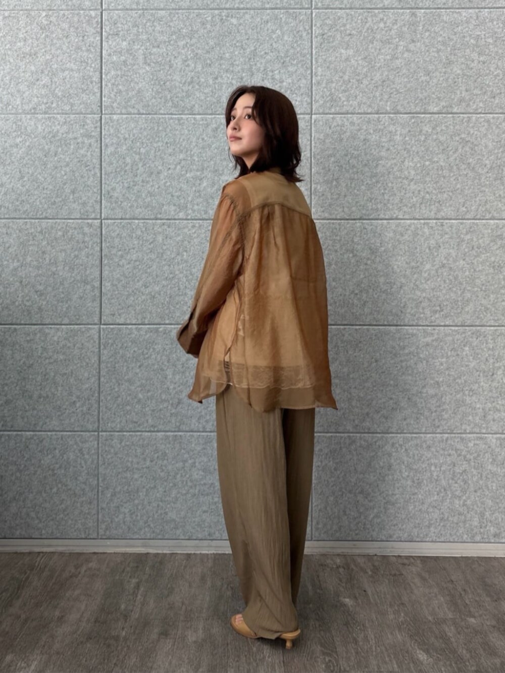 ブラウン系のその他パンツ、ホワイト系のTシャツ/カットソーを着用したレディースの秋コーディネートの2枚目の写真