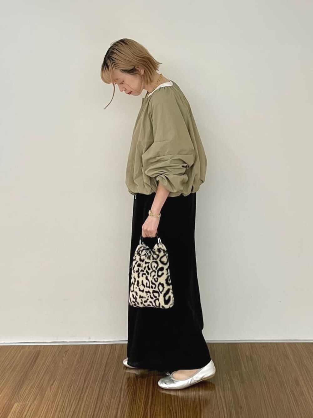 ブラック系のワンピース、ホワイト系のTシャツ/カットソー、ブラウン系のブルゾンを着用したレディースの秋コーディネートの3枚目の写真