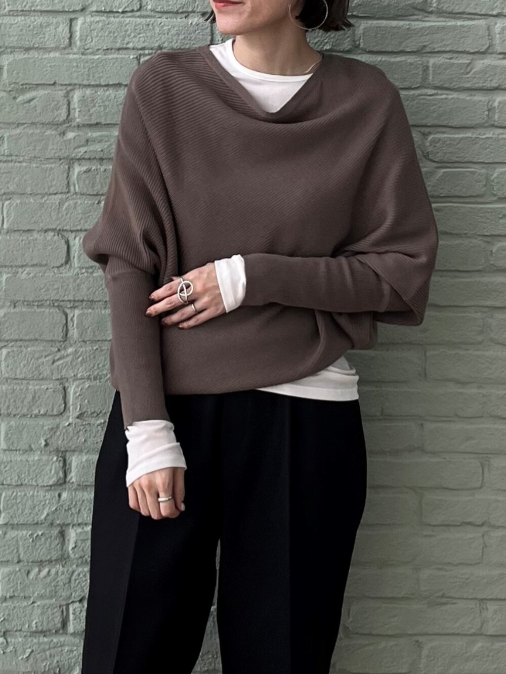 ホワイト系のTシャツ/カットソー、ブラウン系のニット/セーター、ブラック系のその他パンツを着用したレディースの秋コーディネートの4枚目の写真