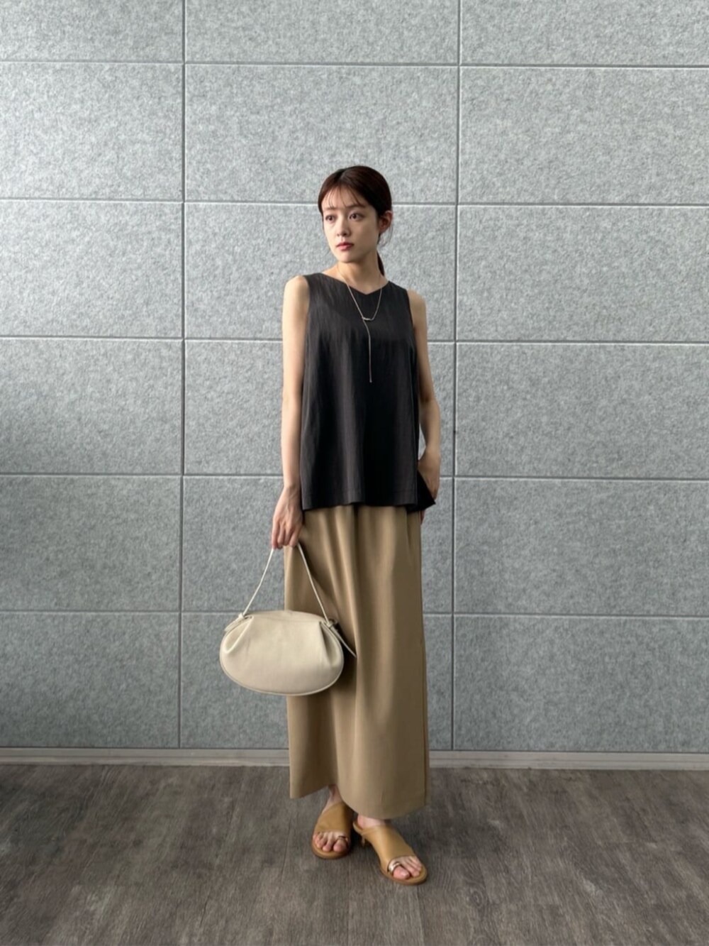 グレー系のスカート、グレー系のシャツ/ブラウスを着用したレディースの夏コーディネートの3枚目の写真