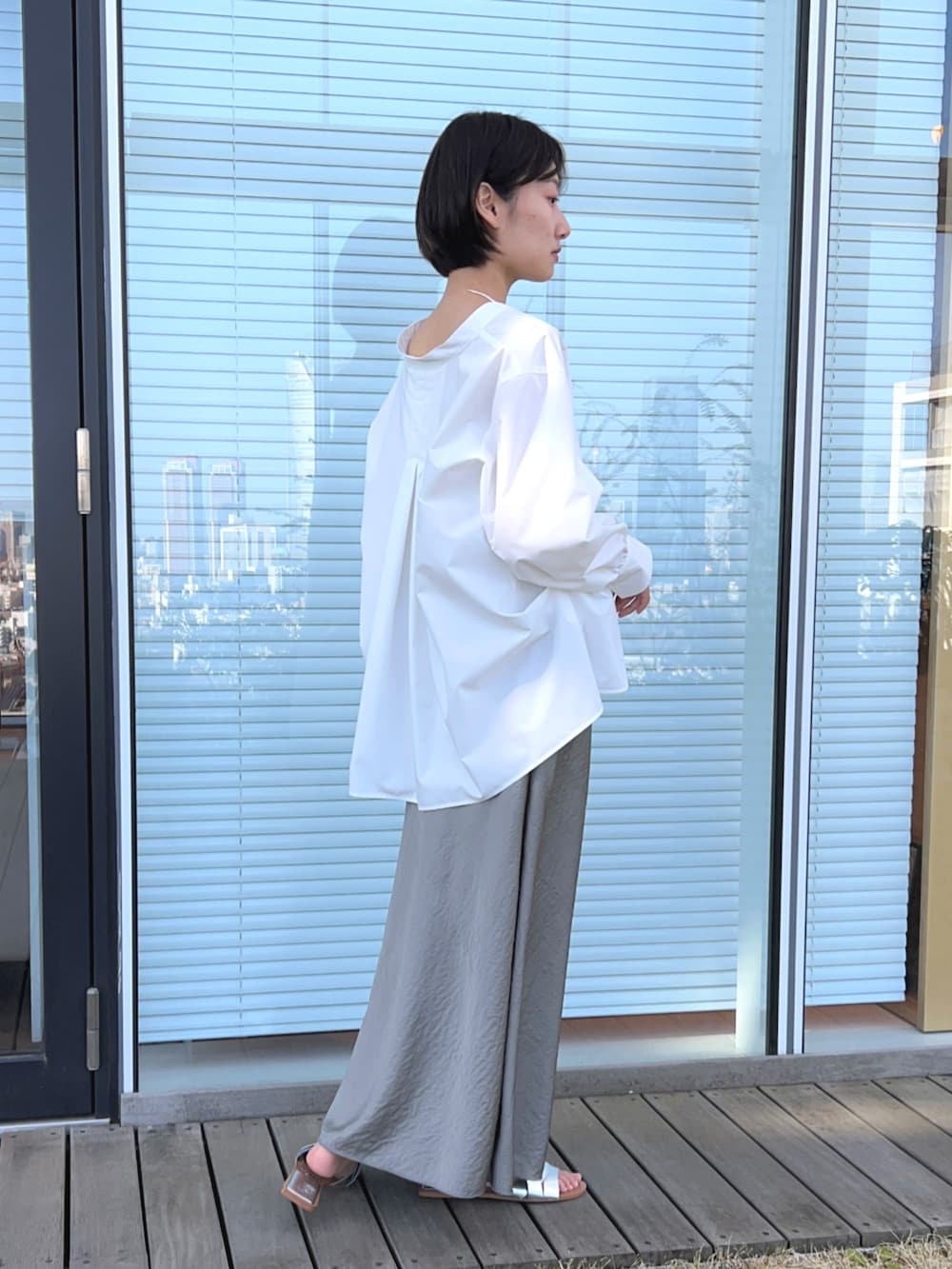 ホワイト系のシャツ/ブラウス、グリーン系のスカートを着用したレディースの春コーディネートの5枚目の写真