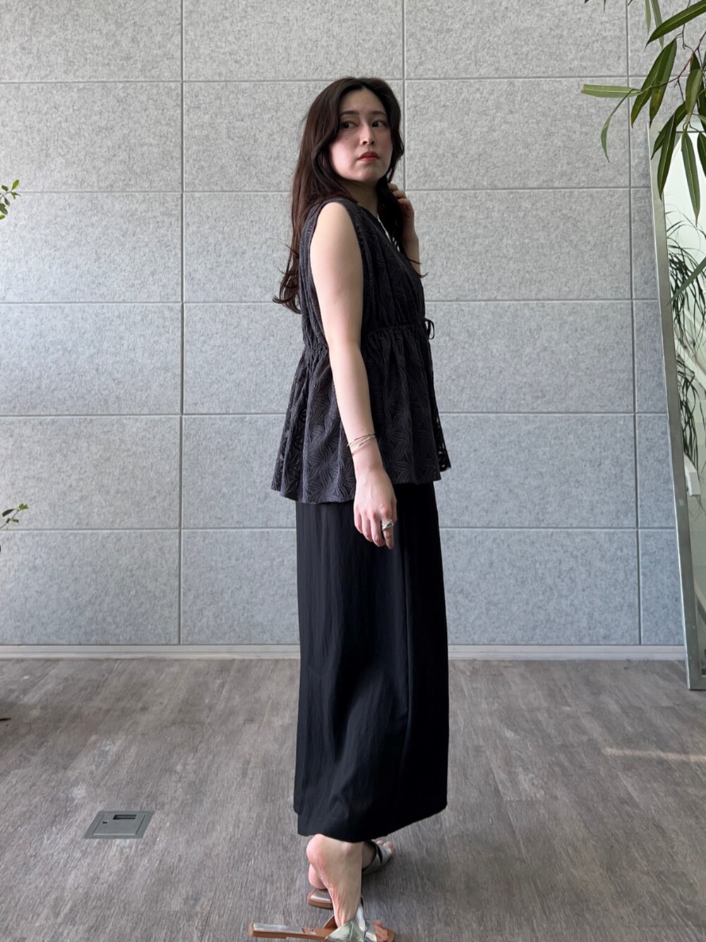 グレー系のスカート、ブラック系のシャツ/ブラウス、ブラック系のタンクトップを着用したレディースの春コーディネートの4枚目の写真