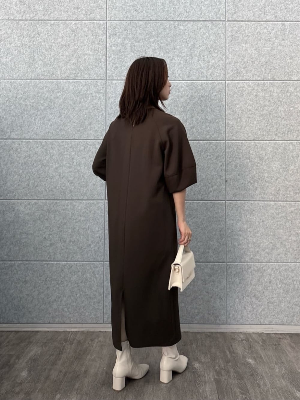 ブラウン系のワンピースを着用したレディースの秋コーディネートの6枚目の写真