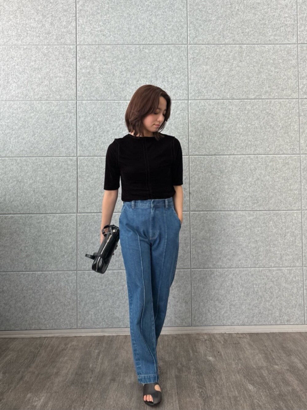 ブルー系のデニムパンツ、ブラック系のTシャツ/カットソーを着用したレディースの夏コーディネートの2枚目の写真