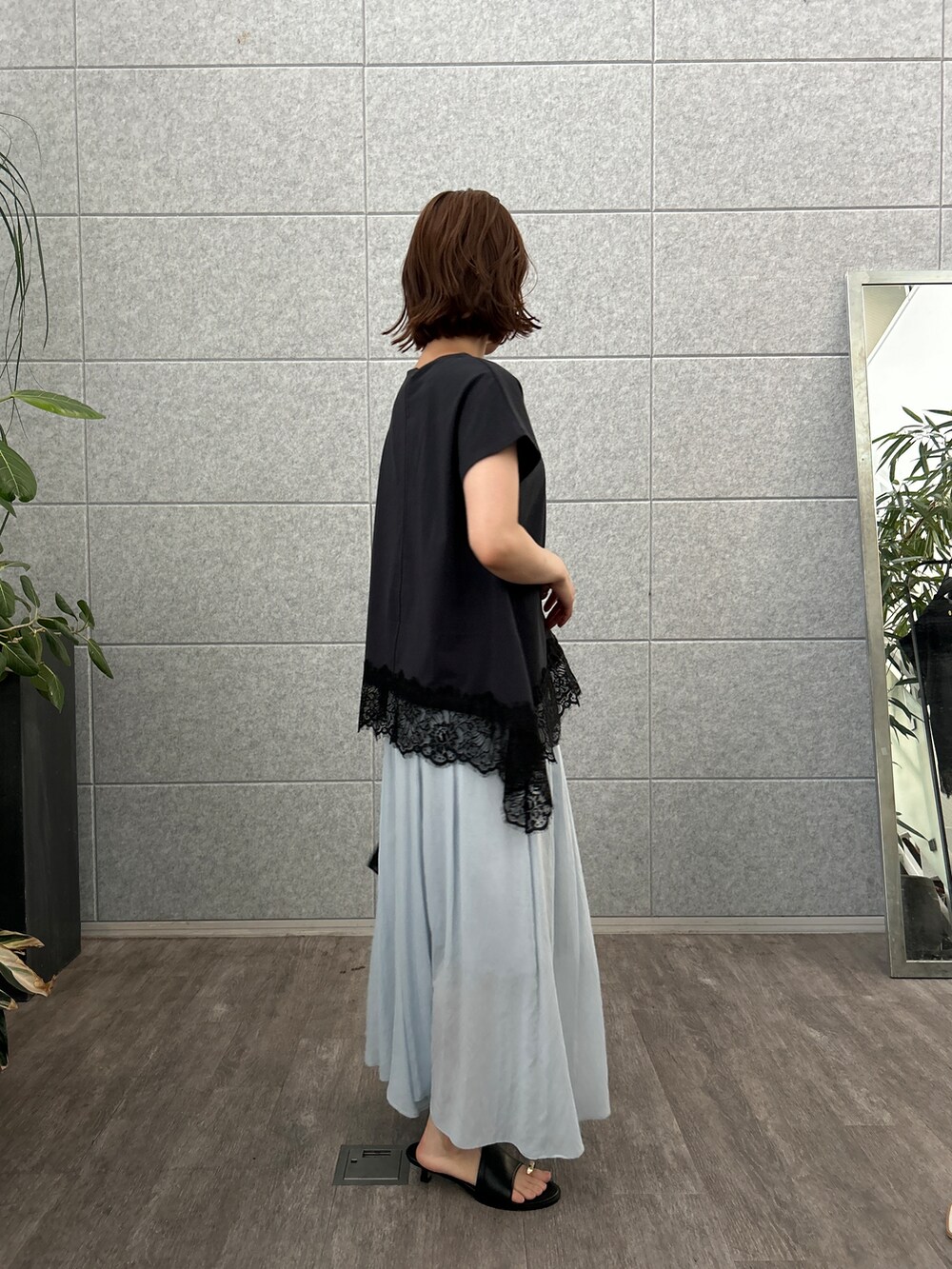 ブルー系のTシャツ/カットソー、ブルー系のその他パンツを着用したレディースの夏コーディネートの3枚目の写真