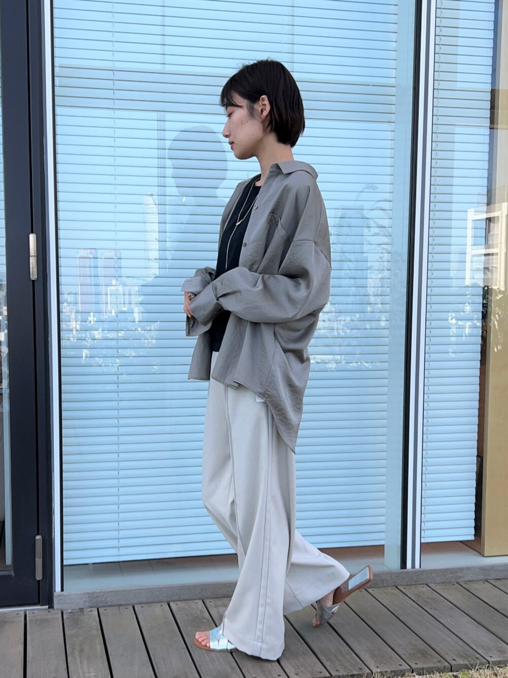 グリーン系のその他パンツ、ブラック系のタンクトップ、グリーン系のシャツ/ブラウスを着用したレディースの春コーディネートの6枚目の写真