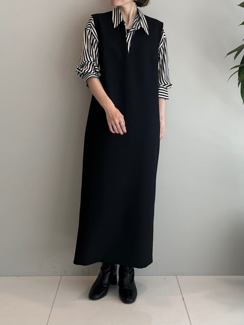 ブラック系のワンピース、ブラック系のシャツ/ブラウスを着用したレディースの秋コーディネートの3枚目の写真