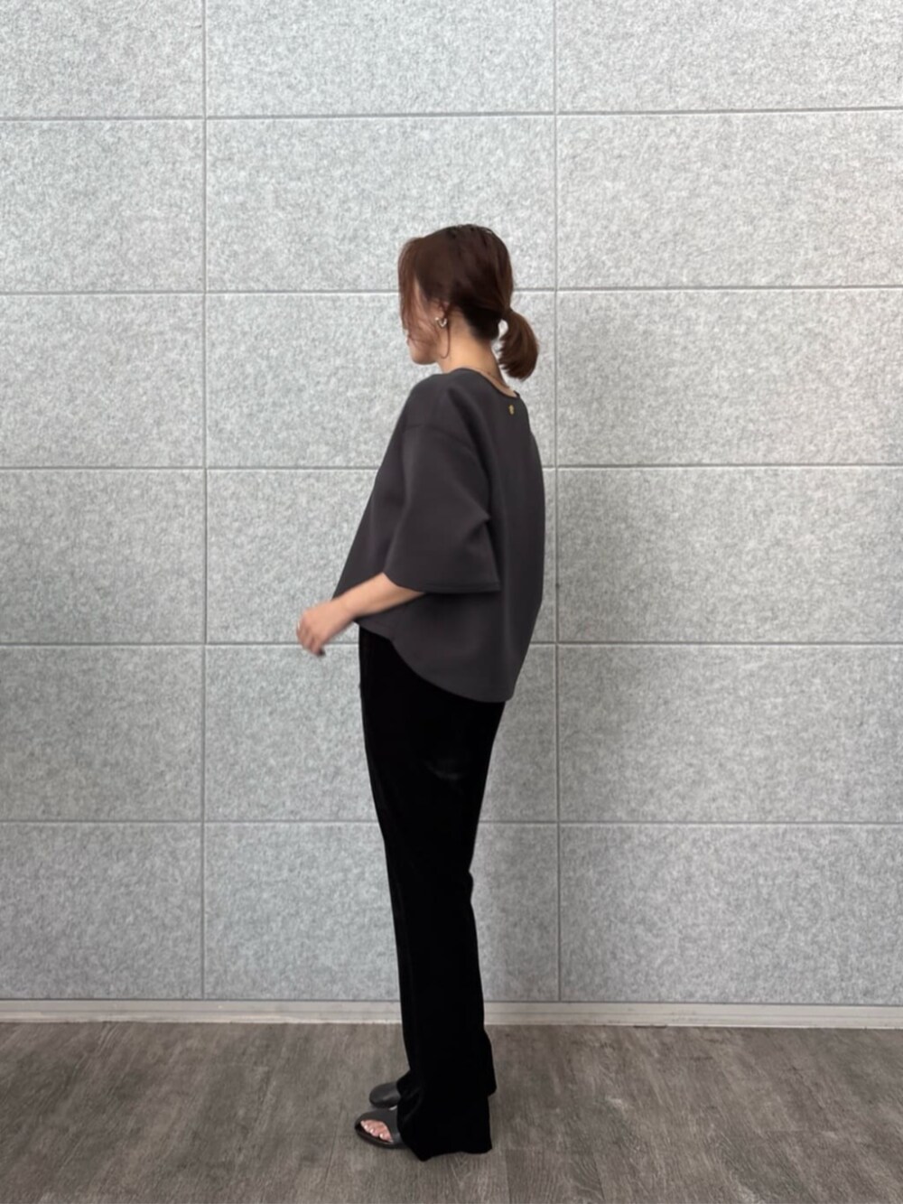 ブラック系のその他パンツ、グレー系のTシャツ/カットソーを着用したレディースの秋コーディネートの5枚目の写真