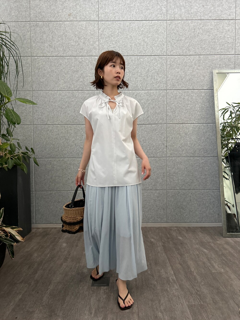 グレー系のシャツ/ブラウス、ブルー系のその他パンツを着用したレディースの夏コーディネートの2枚目の写真
