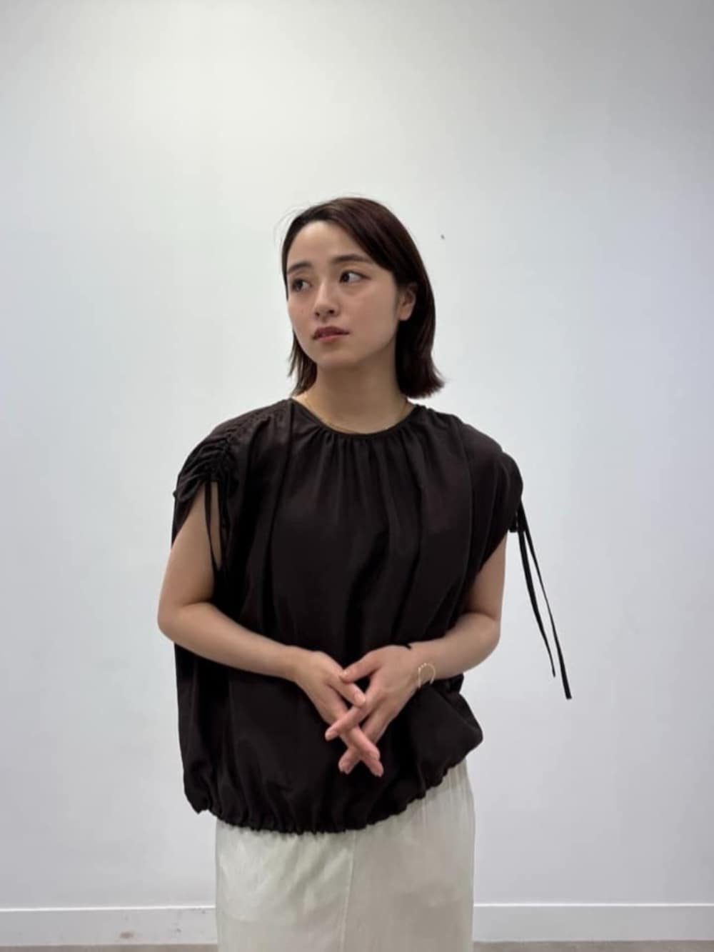 「ノースリーブ、休日スタイル、おでかけコーデ、楽チンコーデ、きれいめコーディネート、スカートスタイル、ブラウン、夏コーデ、シャツスタイル、お出かけコーデ、タイトスカート」｜「cloencの【セットアップ／通勤／マシンウォッシュ】レーヨンツイルIラインスカート（スカート、ベージュ系）」を使った、cloencさん（レディース・158cm）の夏コーディネートの4枚目の写真