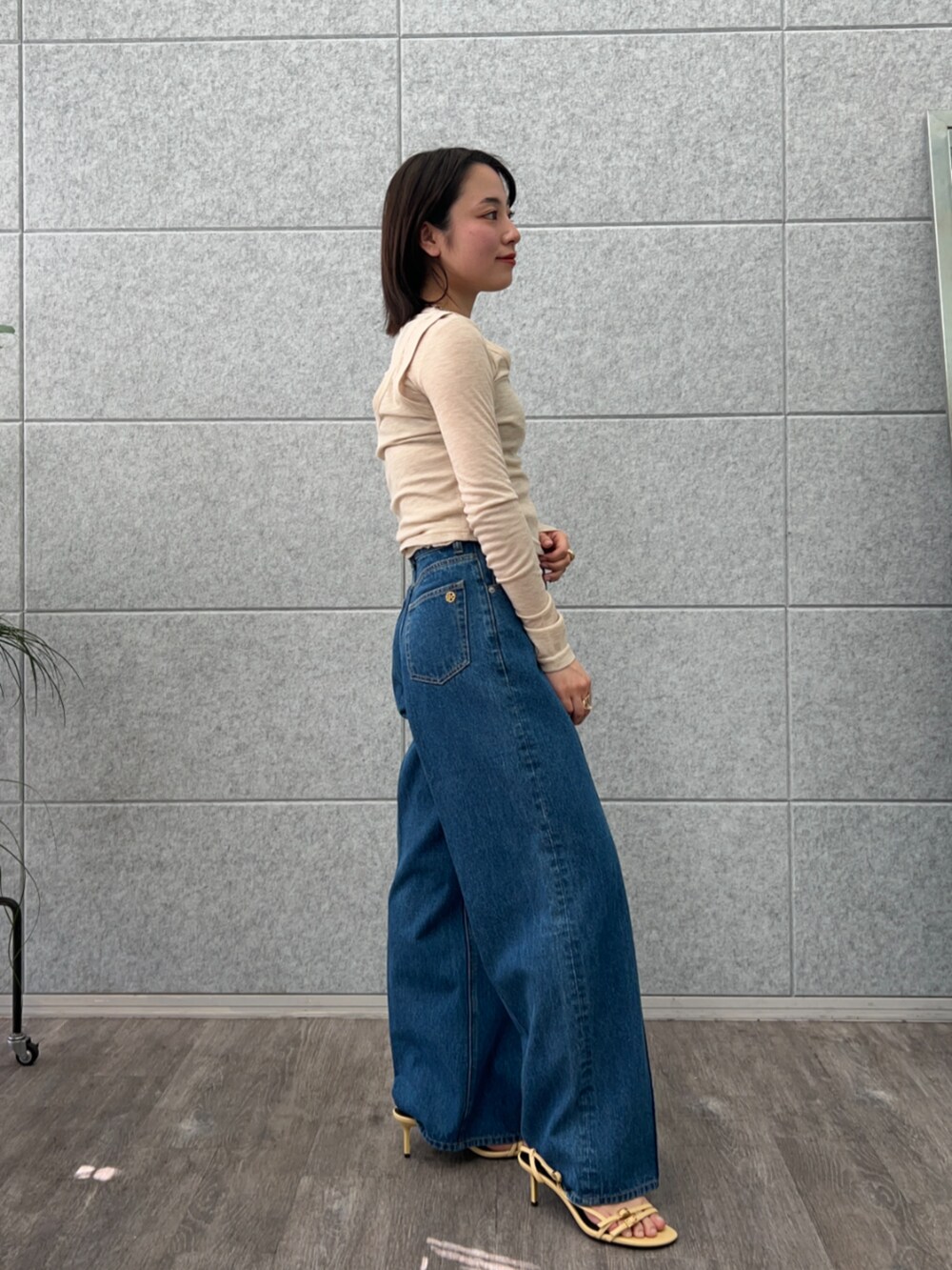 「ロンT、シアートップス、春服、大人かわいい、大人女子、デニムコーデ、大人カジュアルコーデ、お出かけコーデ、休日スタイル、デニム、カジュアルスタイル、ラクチンコーデ」｜「cloencの【美脚パンツ】コットンデニムワイドパンツ（デニムパンツ、ブルー系）」を使った、cloencさん（レディース・158cm）の春コーディネートの3枚目の写真