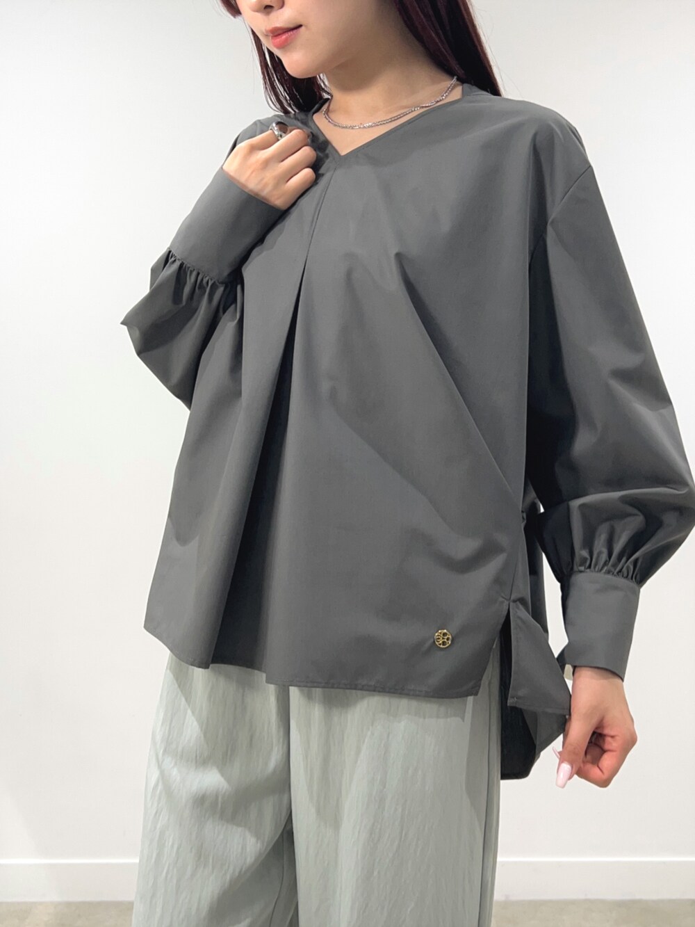 グレー系のシャツ/ブラウスを着用したレディースの春コーディネートの5枚目の写真