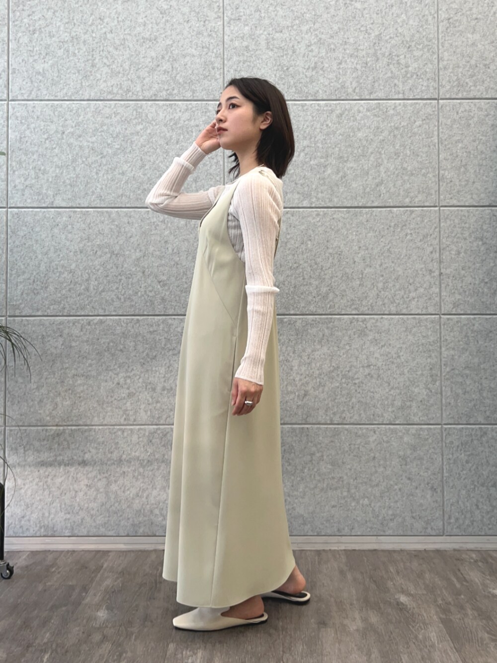 ホワイト系のTシャツ/カットソー、ベージュ系のワンピースを着用したレディースの春コーディネートの3枚目の写真