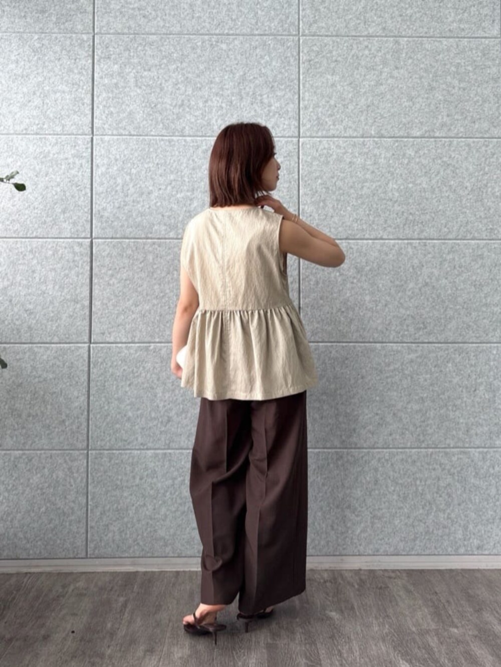 ベージュ系のタンクトップ、ベージュ系のシャツ/ブラウス、ブラウン系のその他パンツを着用したレディースの夏コーディネートの2枚目の写真