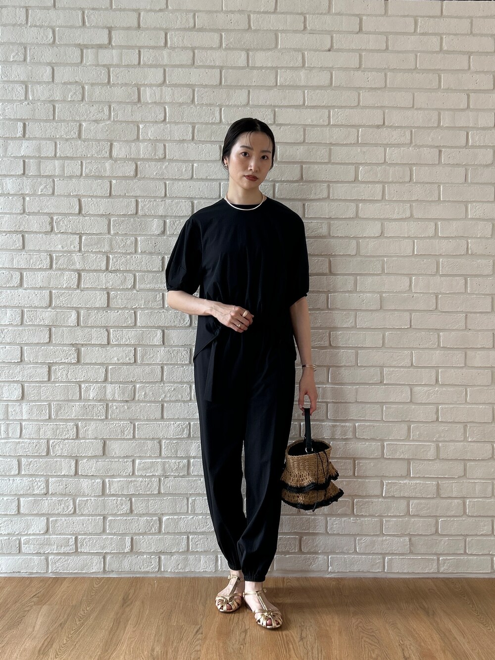 ブラック系のシャツ/ブラウス、ブラック系のその他パンツを着用したレディースの春コーディネートの7枚目の写真