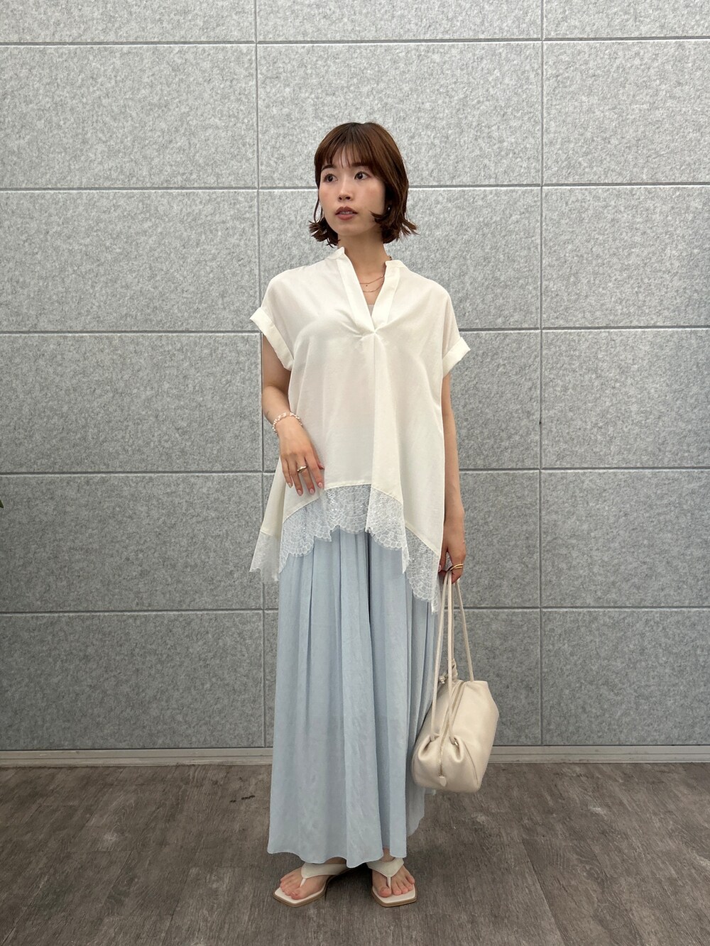ホワイト系のシャツ/ブラウス、ブルー系のその他パンツを着用したレディースの夏コーディネートの2枚目の写真