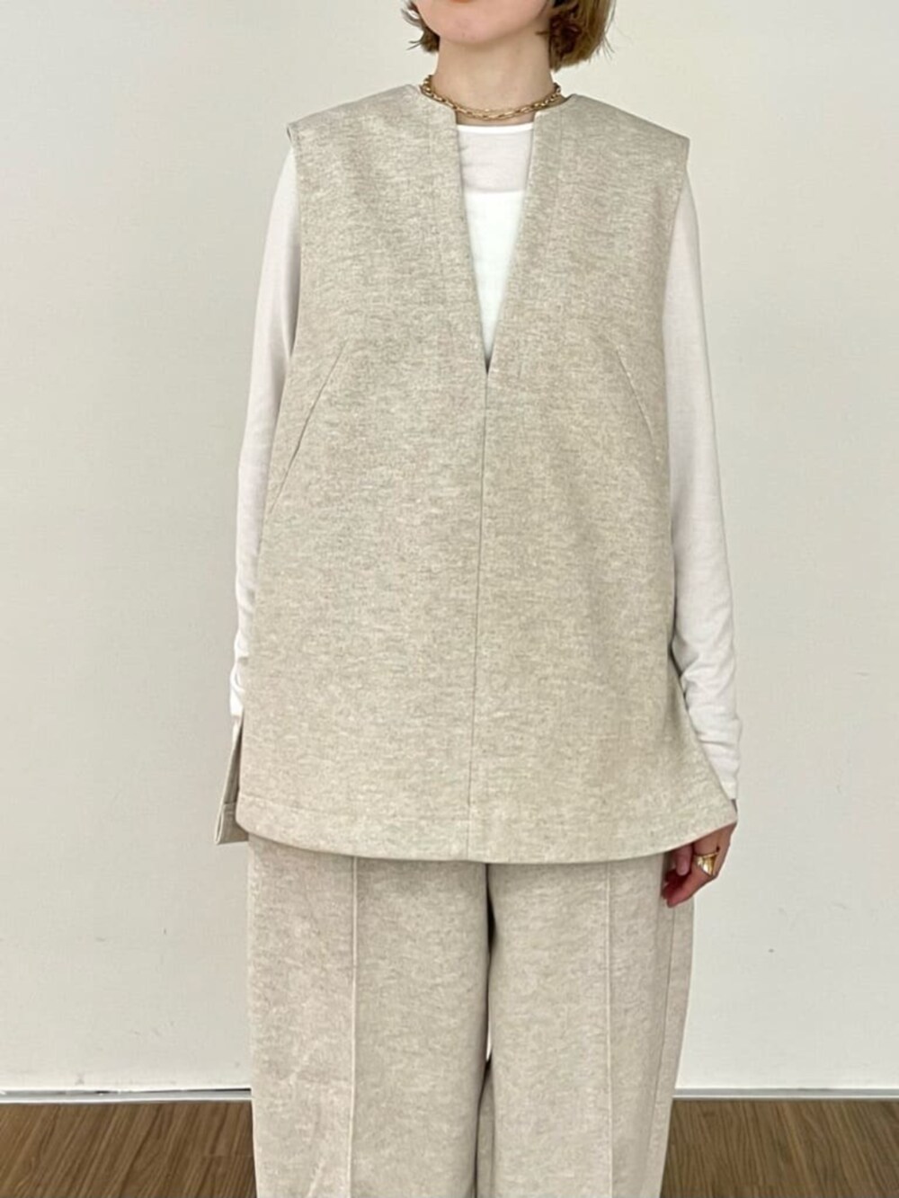 ホワイト系のTシャツ/カットソー、ベージュ系のベスト、ベージュ系のその他パンツを着用したレディースの秋コーディネートの8枚目の写真