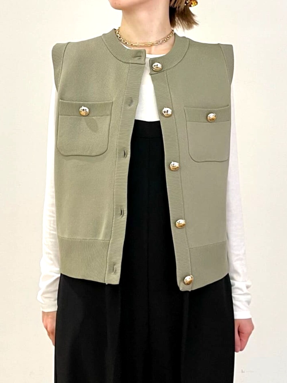 「秋コーデ、秋服、ジレ、ベスト、ロンパース、モノトーンコーデ、オトナカジュアル、きれいめカジュアル、大人ファッション、大人コーデ、レイヤードスタイル、秋のコーデ、シアートップス」｜「cloencのラウンドネックプルオーバー（Tシャツ/カットソー、ホワイト系）」を使った、cloencさん（レディース・160cm）の秋コーディネートの6枚目の写真