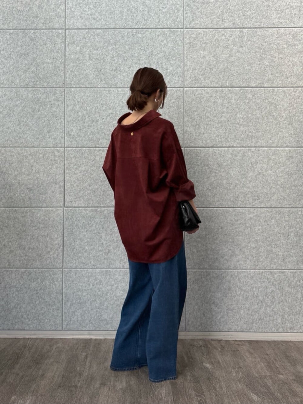 ブルー系のデニムパンツ、レッド系のシャツ/ブラウスを着用したレディースの秋コーディネートの3枚目の写真