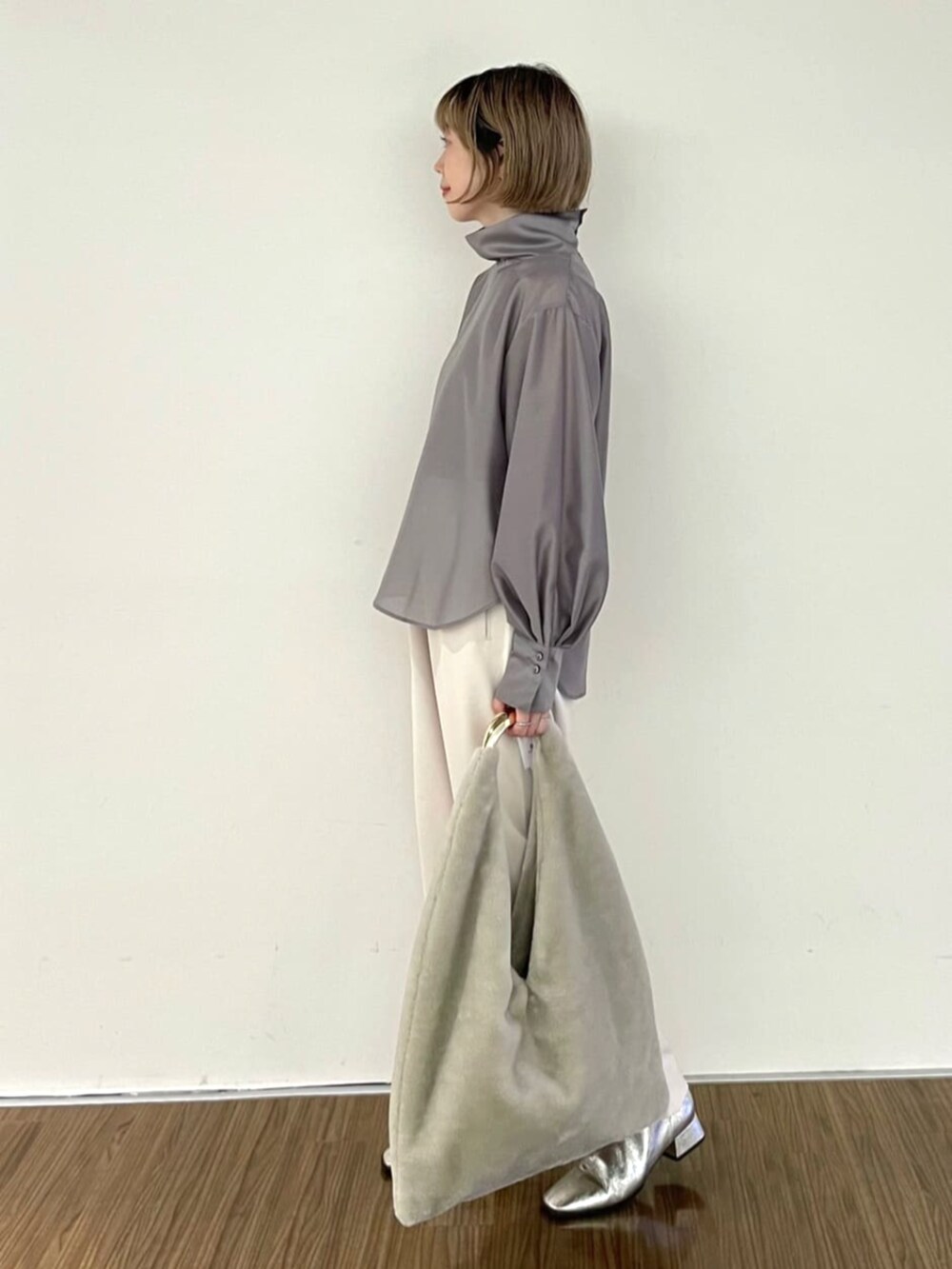 ベージュ系のその他パンツ、グレー系のシャツ/ブラウスを着用したレディースの秋コーディネートの4枚目の写真