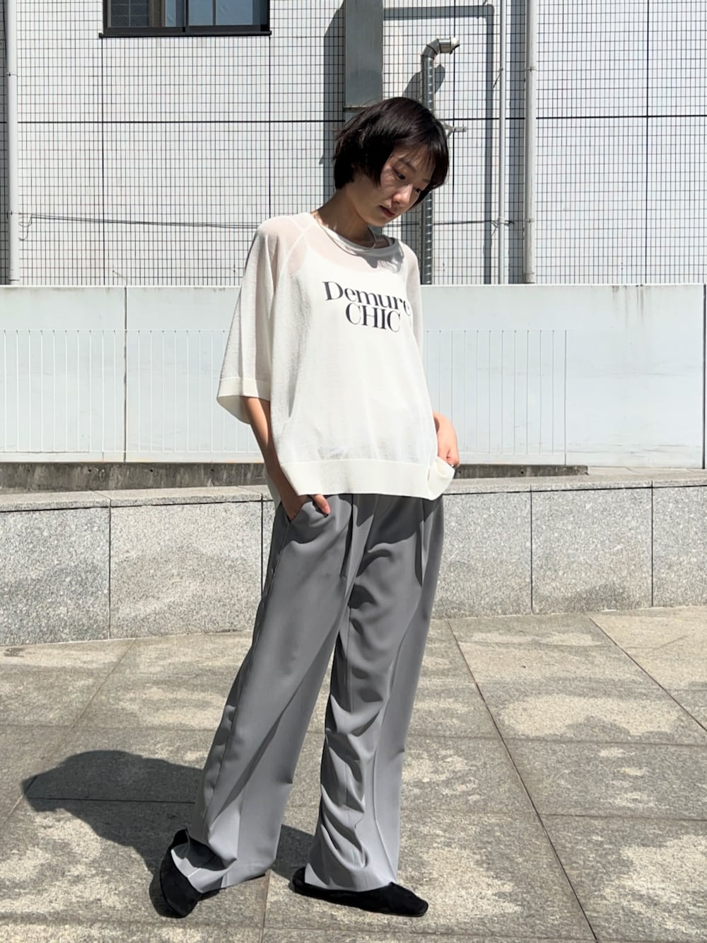 グレー系のその他パンツ、ホワイト系のニット/セーターを着用したレディースの春コーディネートの6枚目の写真