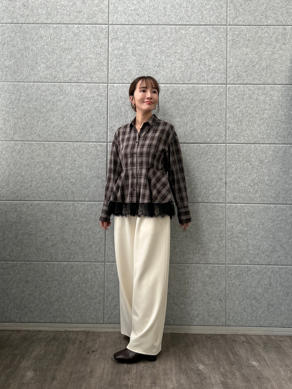 ブラウン系のシャツ/ブラウス、ホワイト系のその他パンツを着用したレディースの秋コーディネートの3枚目の写真