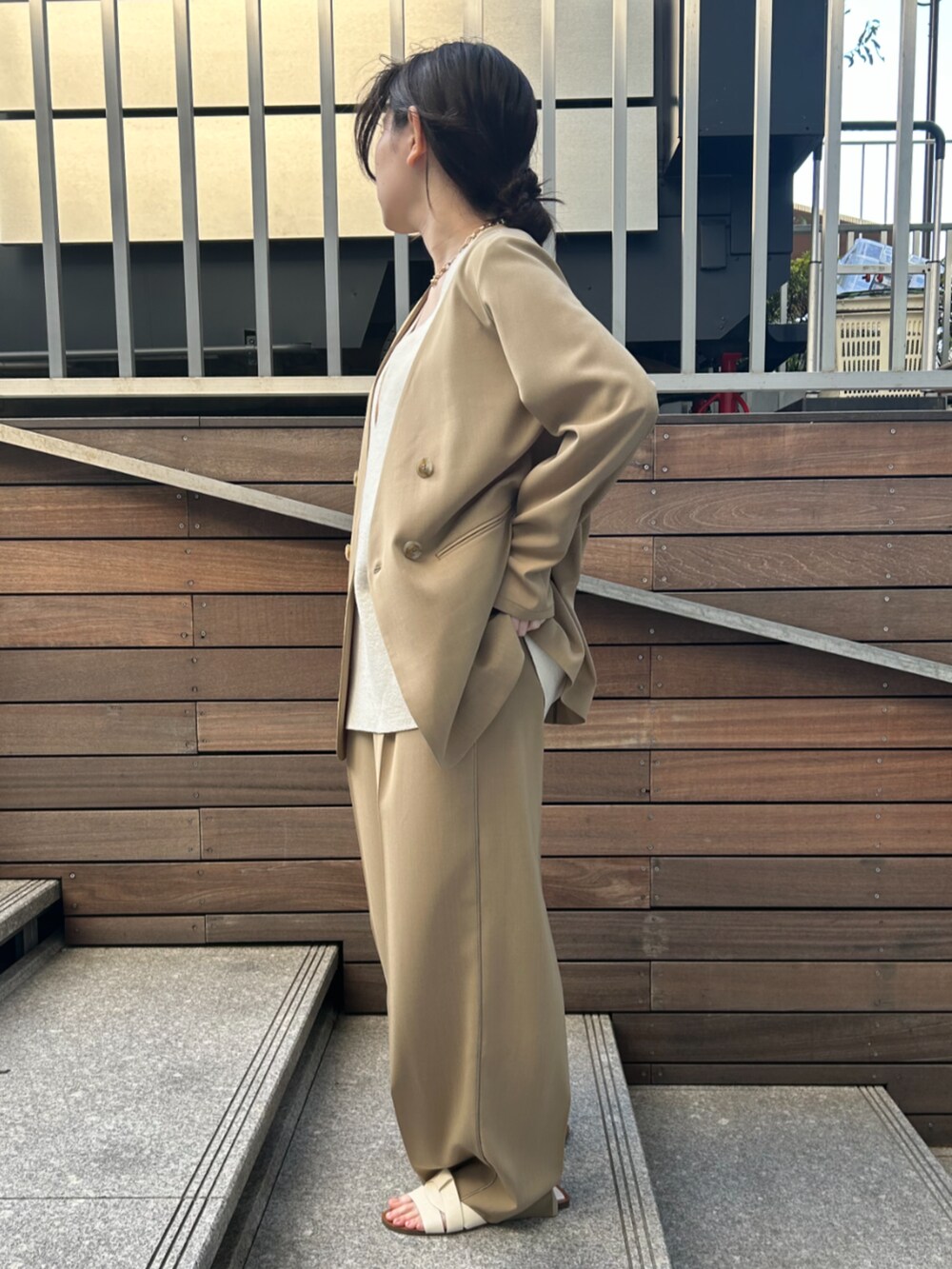 ホワイト系のベスト、ベージュ系のノーカラージャケット、ベージュ系のその他パンツを着用したレディースの春コーディネートの3枚目の写真