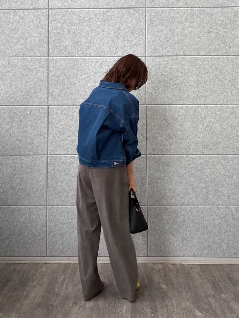 ブラック系のTシャツ/カットソー、ブルー系のデニムジャケットを着用したレディースの秋コーディネートの4枚目の写真