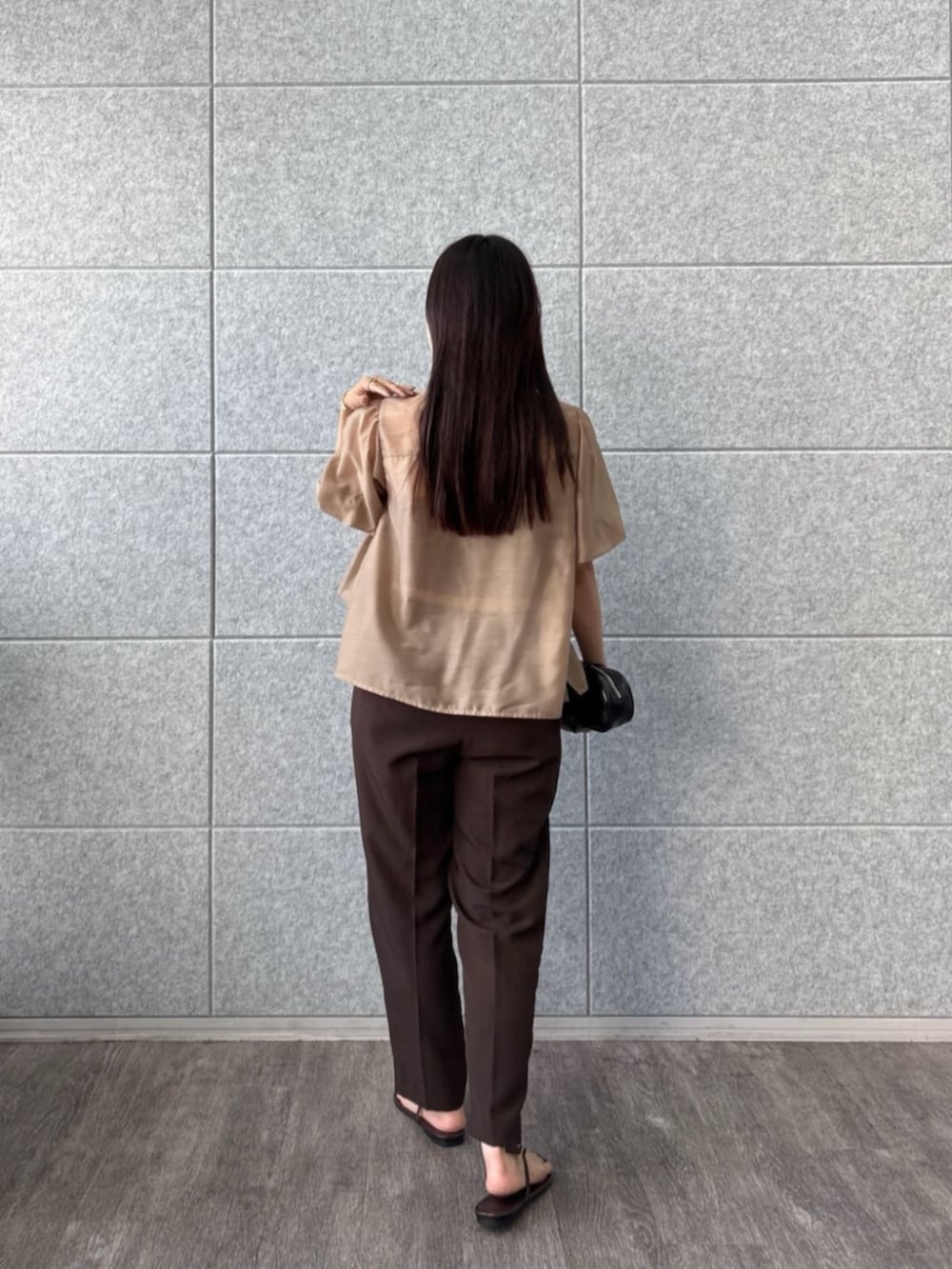 「半袖シャツ、フリル、休日スタイル、シンプルコーデ、きれいめカジュアル、夏コーデ、シアートップス、パンツスタイル、カジュアルガーリー、きれいめコーデ、女子会コーデ、シアーシャツ」｜「cloencの【UVカット／接触冷感／セットアップ／手洗い可】ドライタッチイージーテーパードパンツ（その他パンツ、ブラウン系）」を使った、cloencさん（レディース・158cm）の夏コーディネートの3枚目の写真